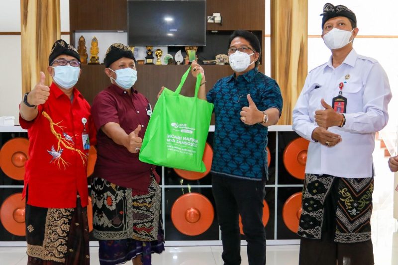 BPJS Ketenagakerjaan Serahkan Bantuan 500 Paket Beras Balipuspanews